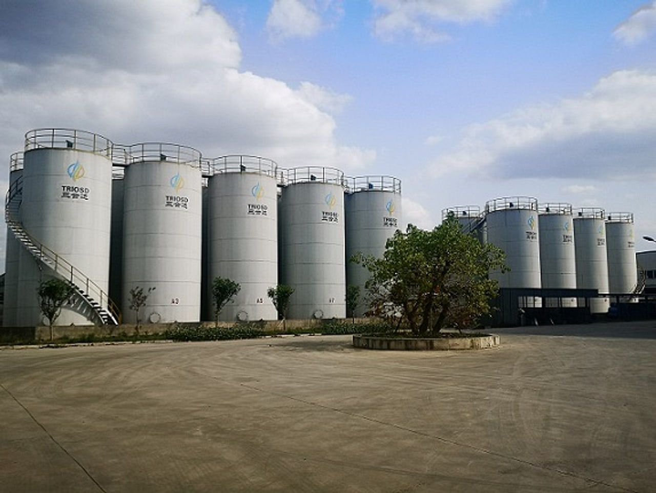 Outdoor base oil storage tank farm